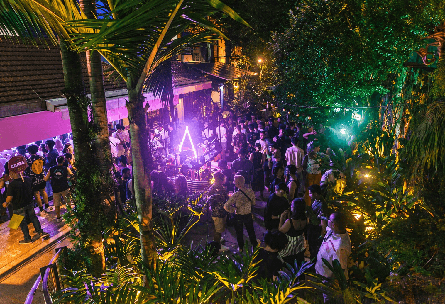 Love na Casa Rosa dancefloor and illuminated installation.